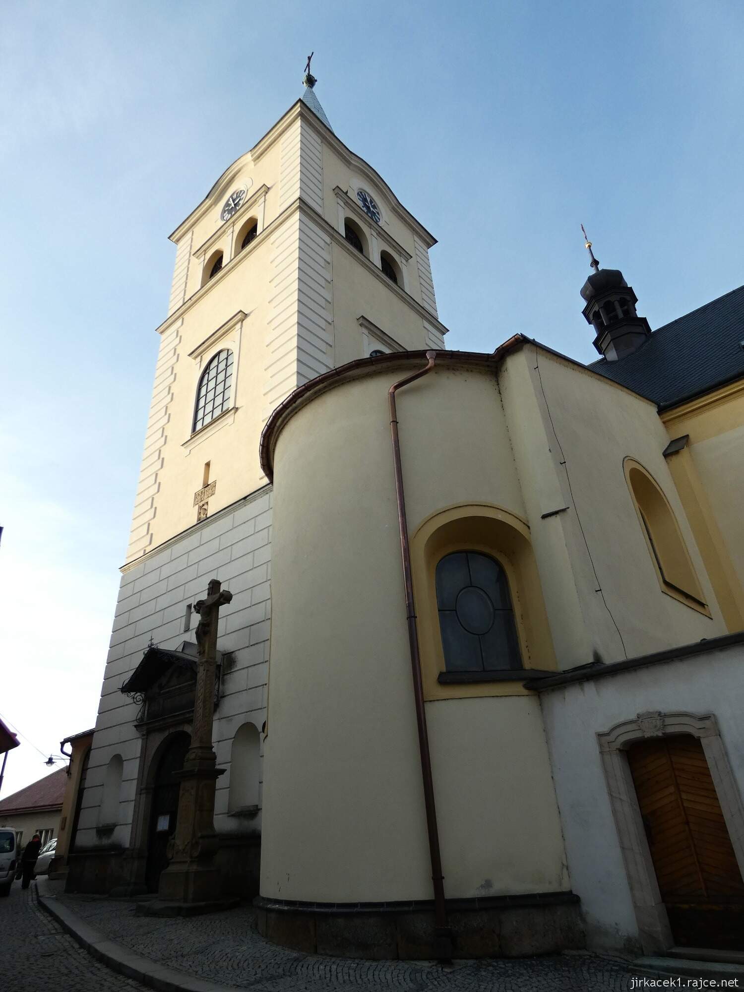 H - Valašské Meziříčí - kostel Nanebevzetí Panny Marie 06 - věž a boční kaple