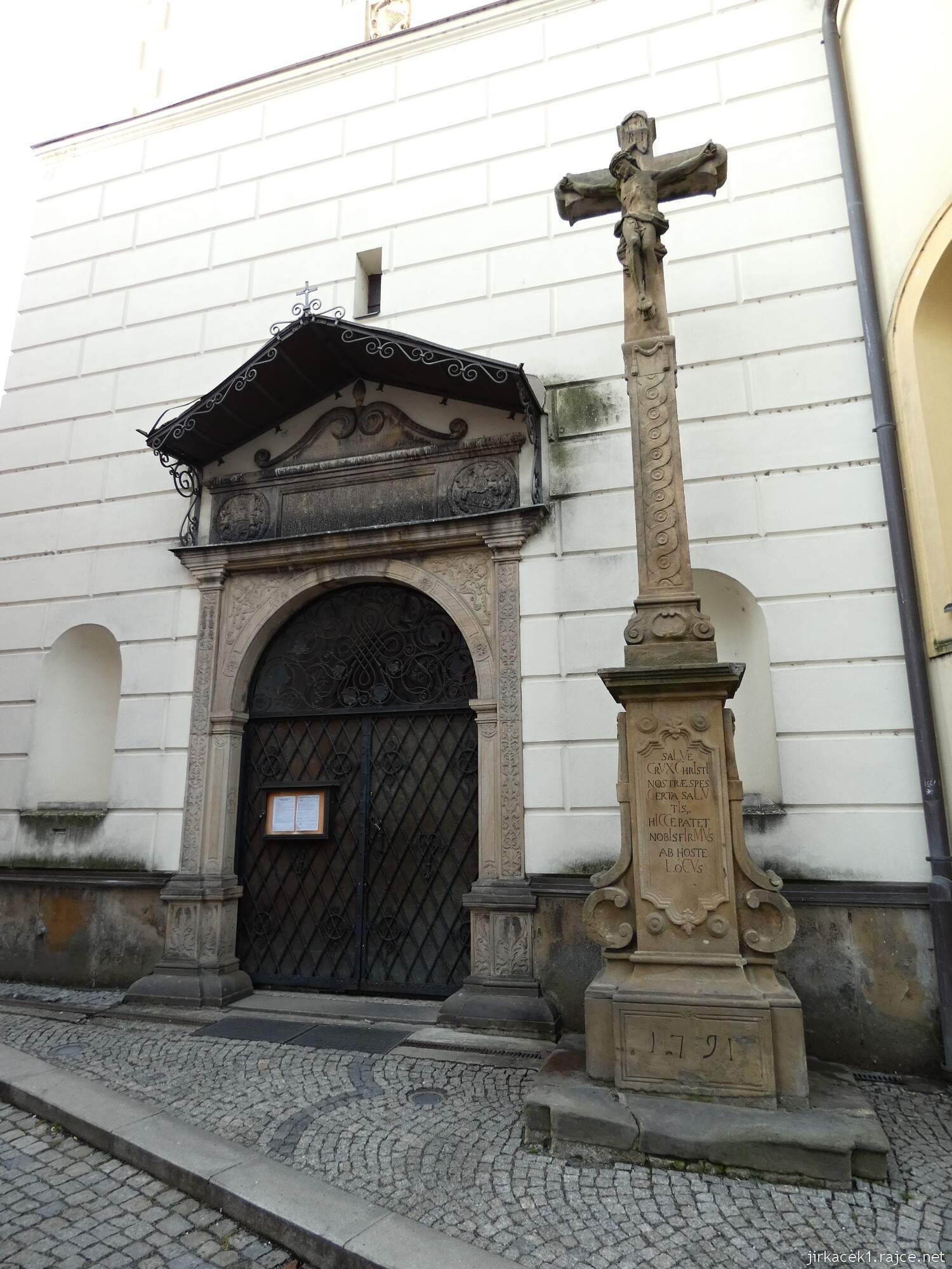 H - Valašské Meziříčí - kostel Nanebevzetí Panny Marie 07 - barokní pískovcový kříž z roku 1790 a vchod