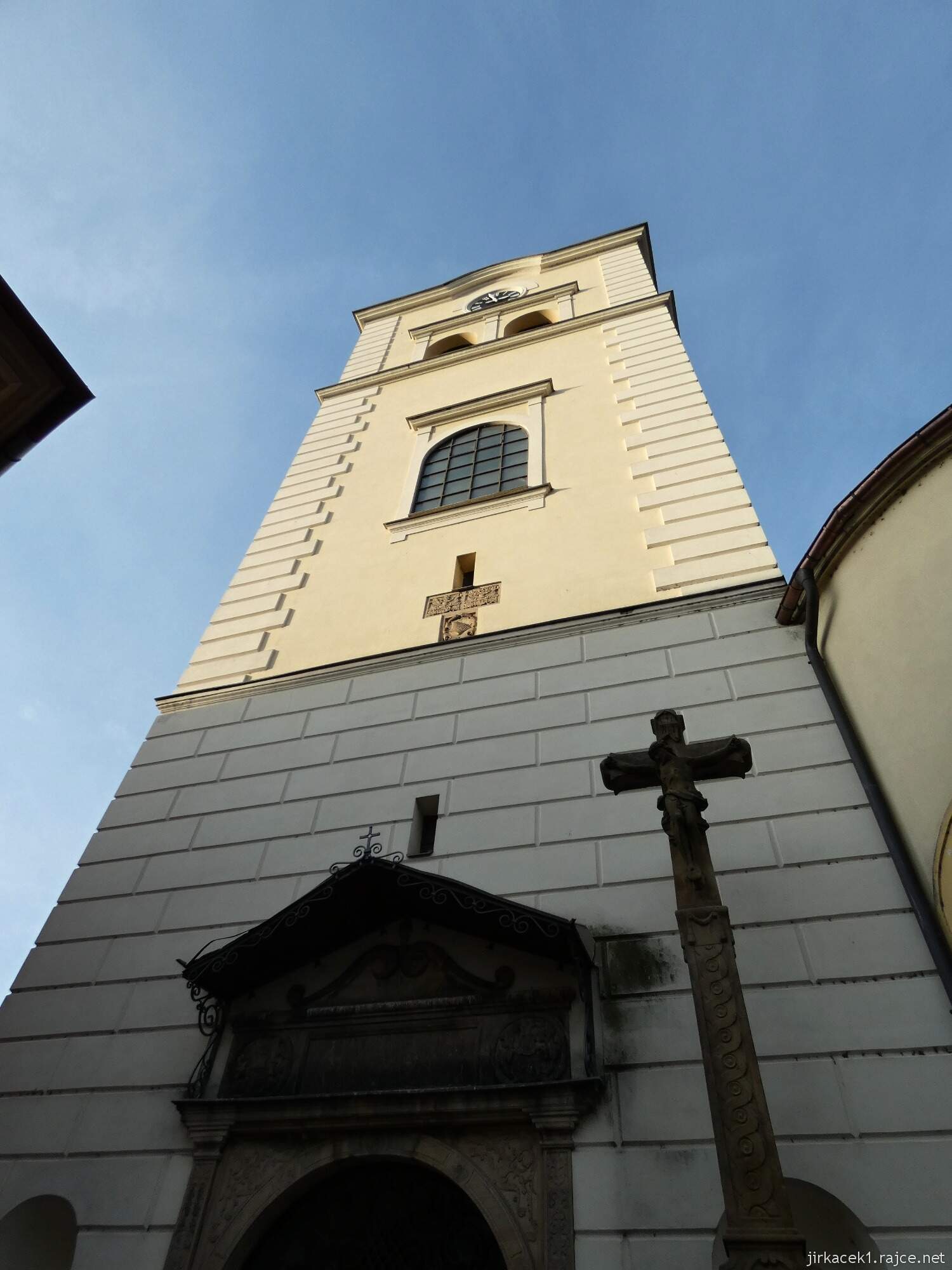 H - Valašské Meziříčí - kostel Nanebevzetí Panny Marie 08 - věž a barokní pískovcový kříž