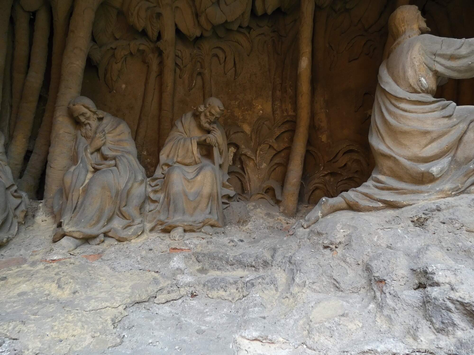 H - Valašské Meziříčí - kostel Nanebevzetí Panny Marie 11 - soubor soch, zobrazující Ježíše Krista a jeho učedníky v Getsemanské zahradě