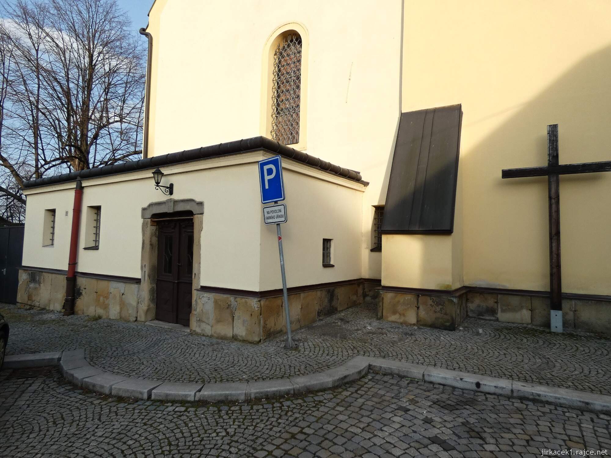 H - Valašské Meziříčí - kostel Nanebevzetí Panny Marie 13 - vlevo sakristie, vpravo misijní kříž
