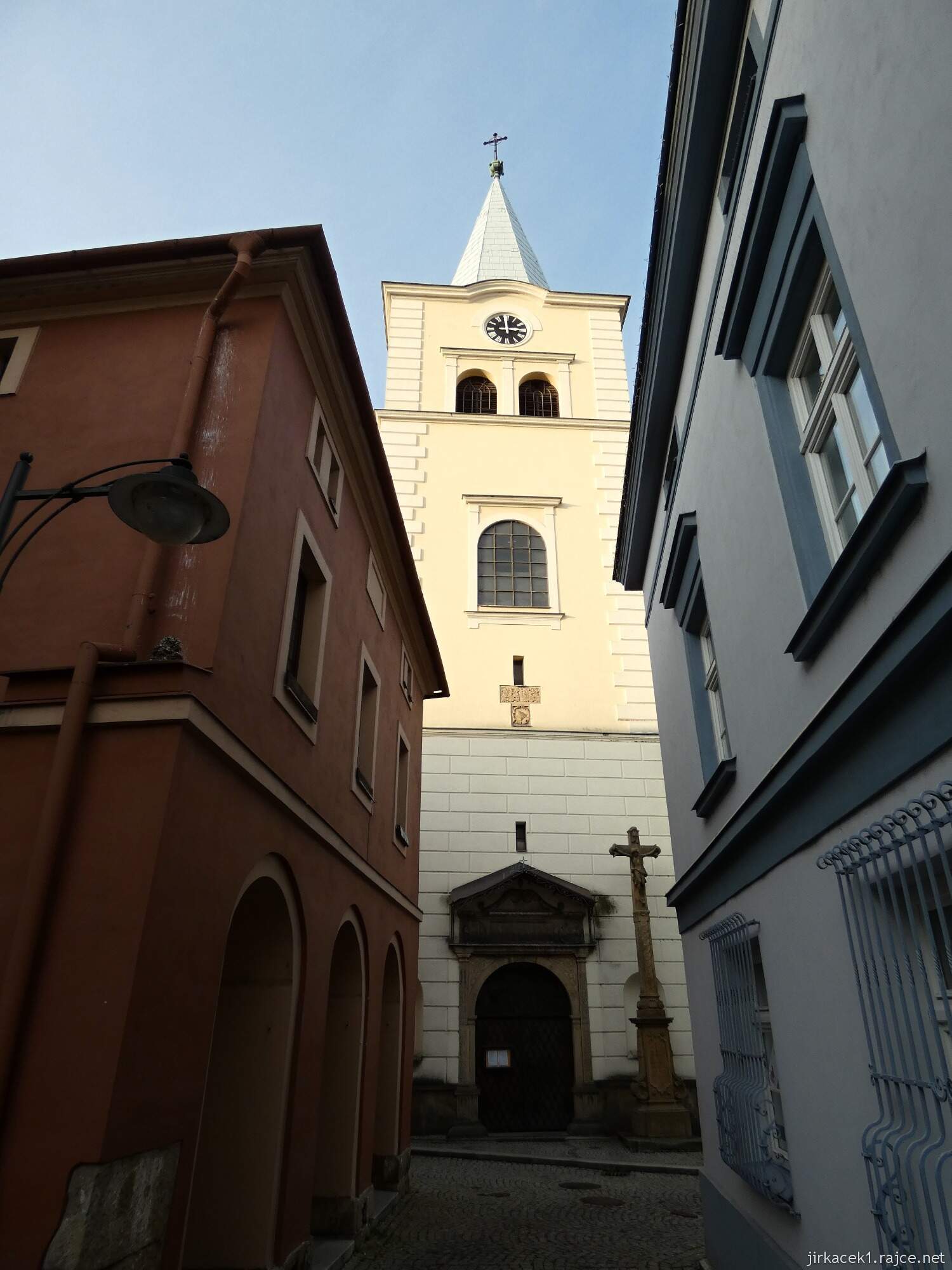 H - Valašské Meziříčí - kostel Nanebevzetí Panny Marie 14 - pohled na věž od náměstí