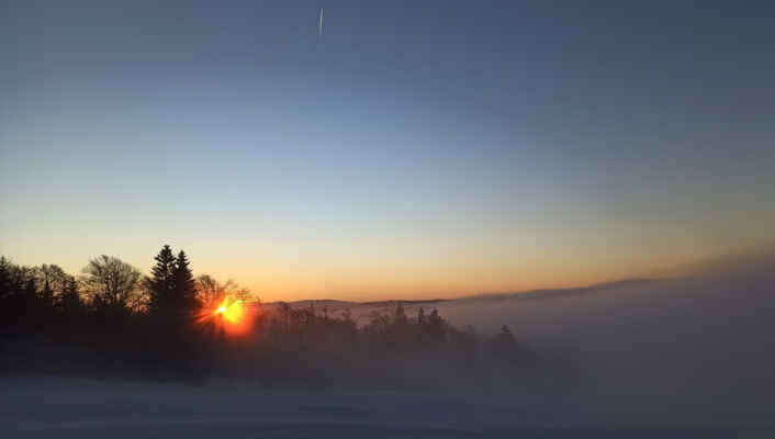 Východ Slunce 18.12., vpravo valící se nízká oblačnost z Bavorska