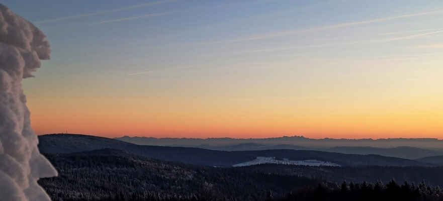 Pohled k Alpám po západu Slunce,
vlevo Haidel s rozhlednou a vysílačem