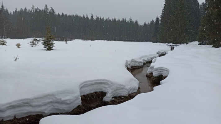 Druhá, návětrná část Vítkokamenské hornatiny sněhu přecijen letos něco pochytala