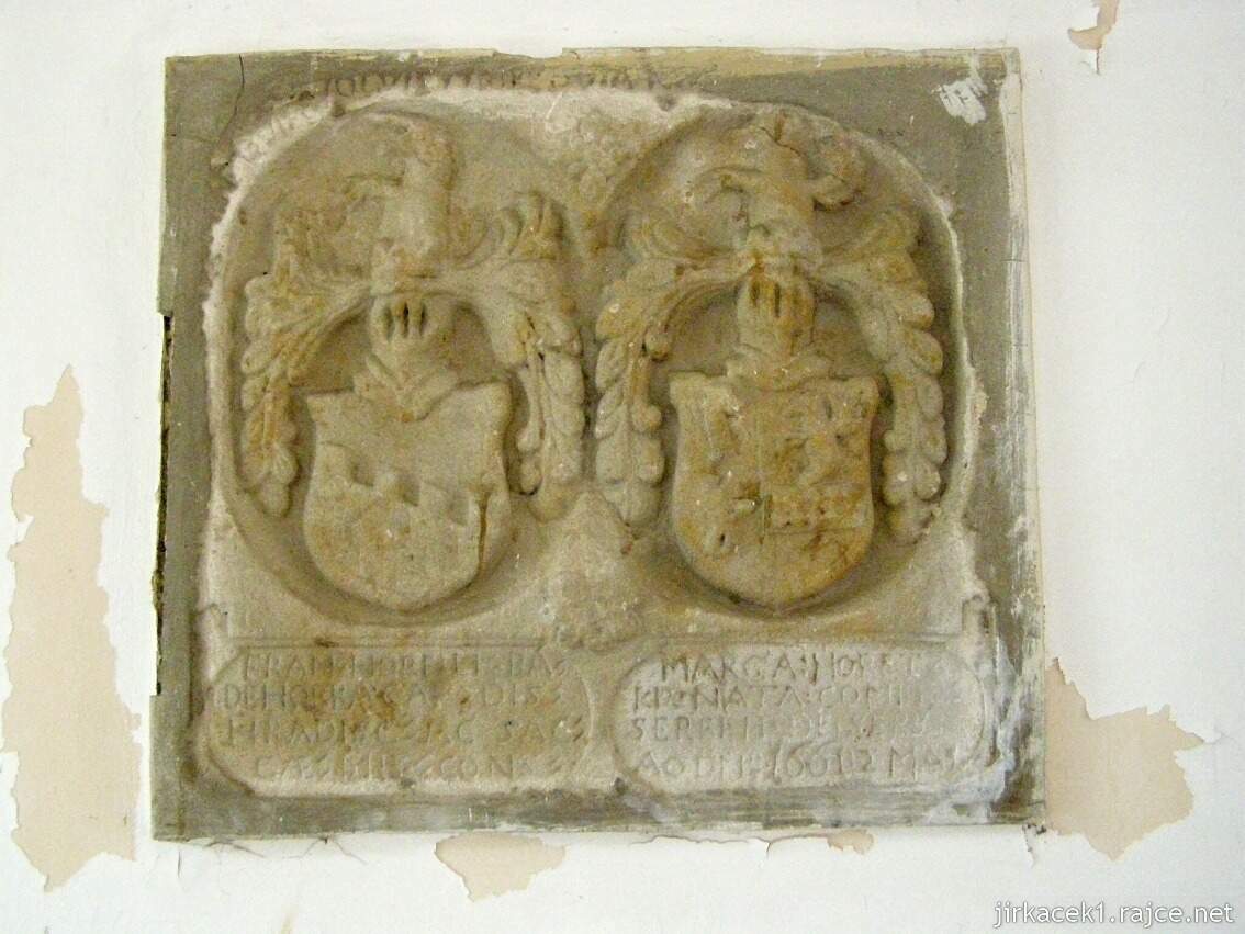 Koryčany - zámek 06 - první erb manželů Horeckých z Horky z roku 1661 v průjezdu, přivezených z hradu Cimburk