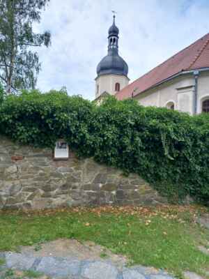 Taltitz - torzo smírčího kříže v ohradní zdi kolem kostelem sv. Jakuba